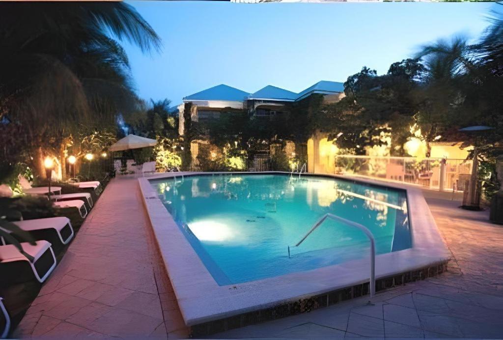 ורו ביץ' The Caribbean Court Boutique Hotel מתקנים תמונה