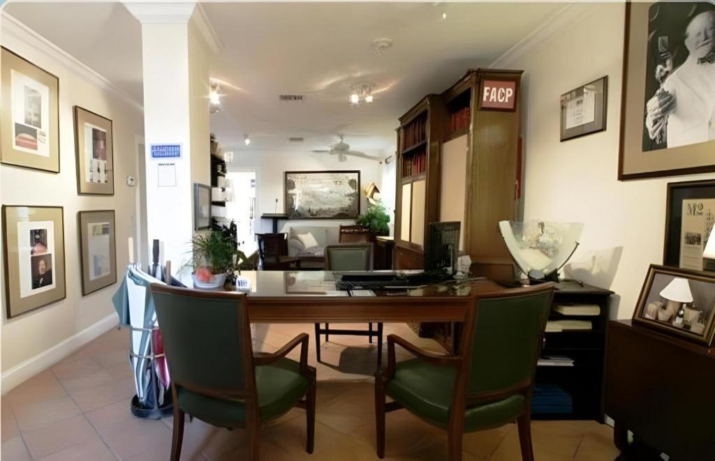 ורו ביץ' The Caribbean Court Boutique Hotel מראה חיצוני תמונה